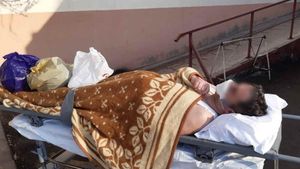 Revoltător: bolnav de coronavirus din Piatra-Neamț, scos din spital în maieu, fără izoletă și lăsat în frig! “Pompierul a refuzat să...”
