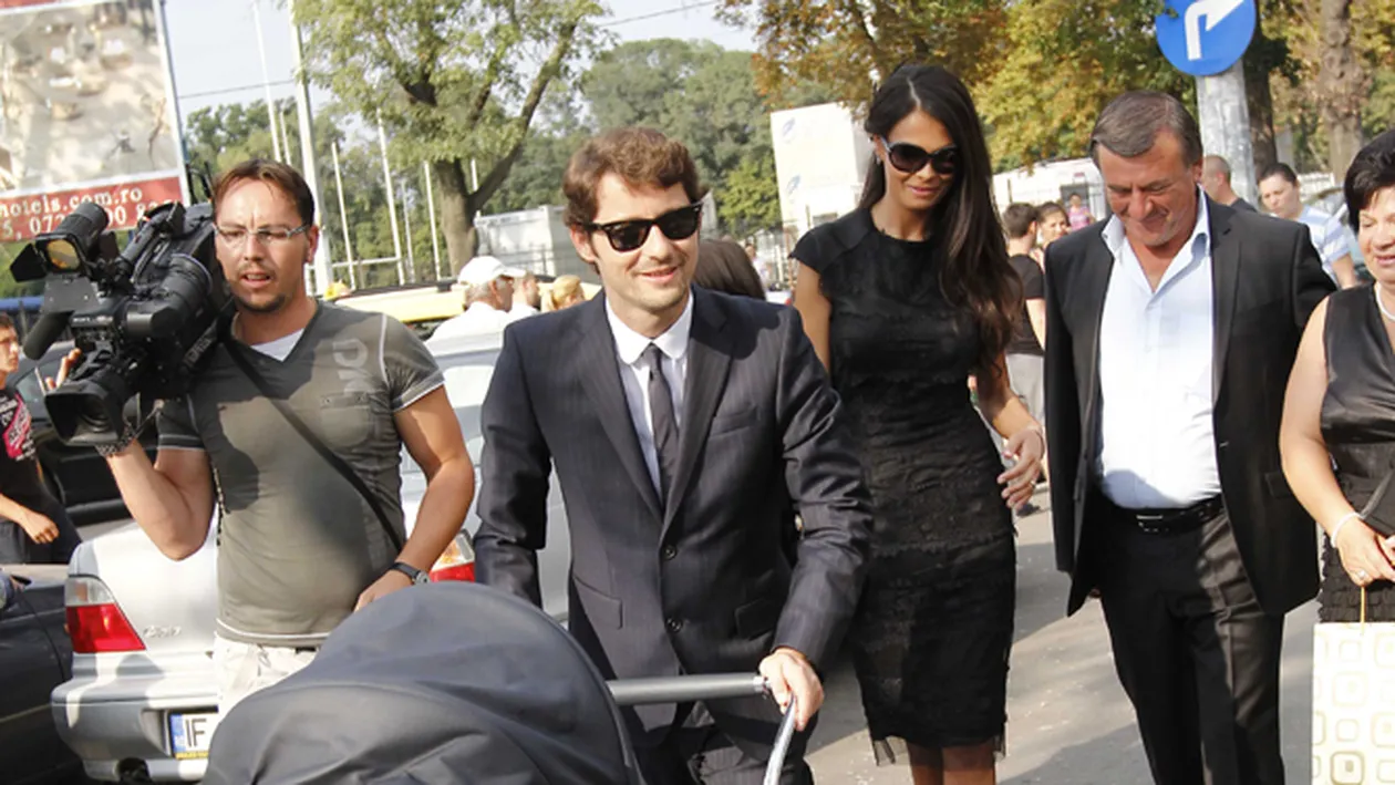 Anca Serea si Adi Sana isi boteaza chiar acum baietelul! Au venit la biserica cu un super Rolls Royce