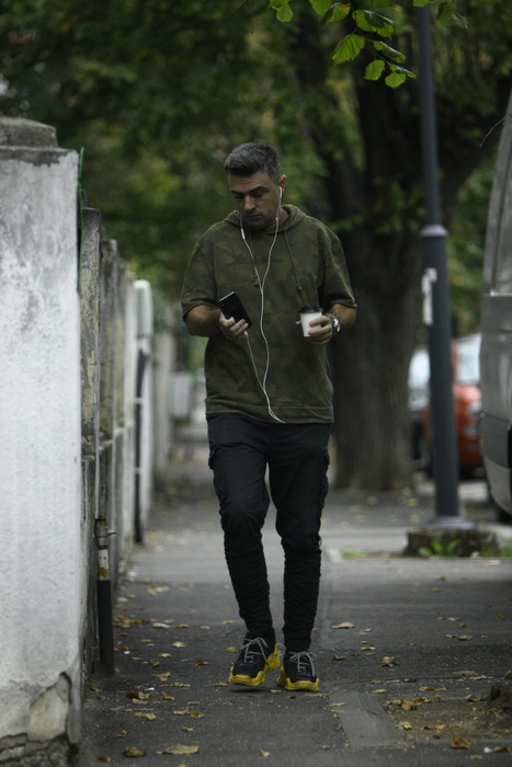 Cornel Ilie, trist și abătut, la plimbare în Dorobanți