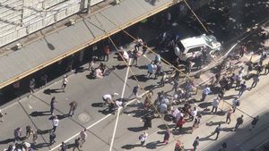 Teroare în Australia! Cel puţin 15 persoane lovite de o maşină care a intrat în mulţime. Declaraţii şocante ale martorilor: „Oamenii zburau peste tot”