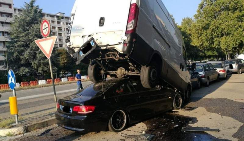 Un șofer român a ajus cu BMW-ul sub o dubiță, într-o parcare din Torino! Vitezomanul a fost rănit grav