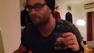 Imagini IREALE cu Bendeac! Sărută cu pasiune o păpuşă, bea alcool şi înjură ca la uşa cortului! S-a filmat făcând toate astea