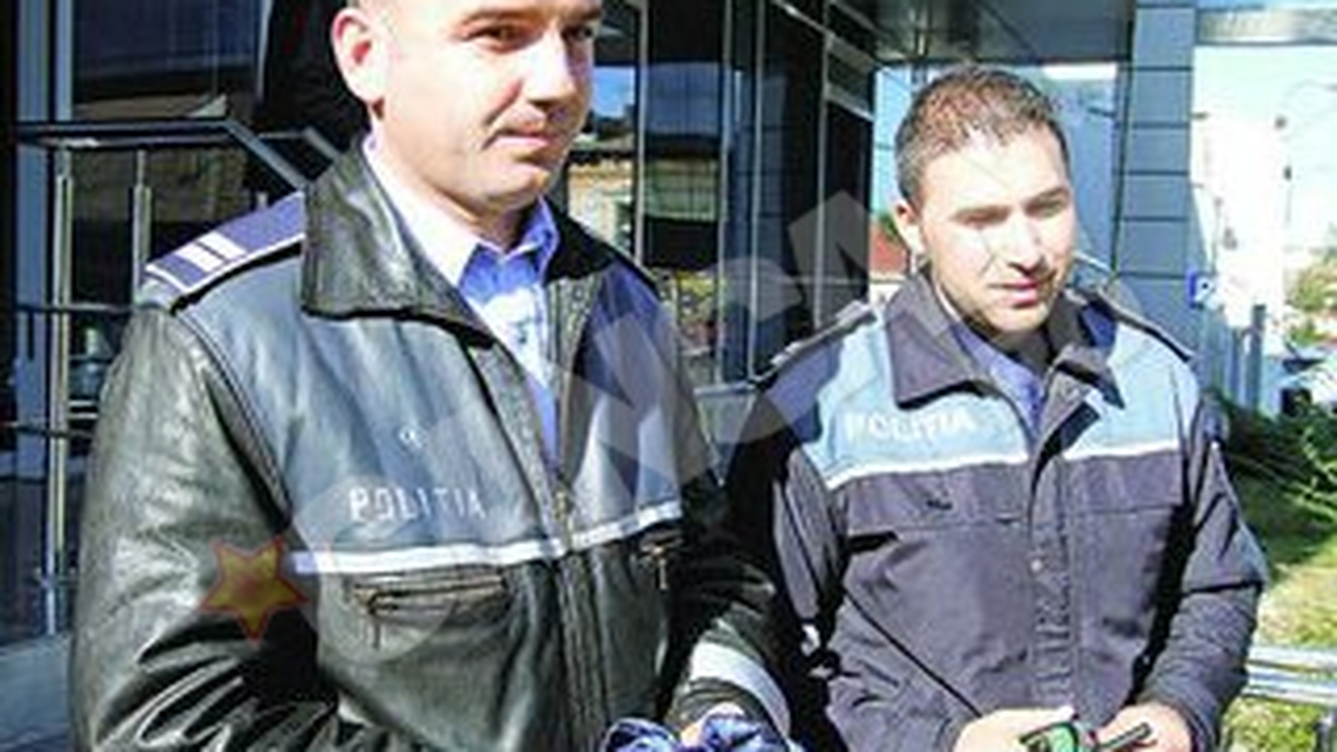 Doi politisti au salvat trei oameni dintr-un incendiu! Si-au facut masti din cravate si au intrat in foc