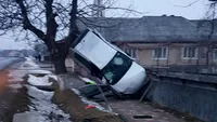 Accident spectaculos: un şofer beat şi fără permis a rămas suspendat cu maşina în copac!