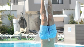 Daniel Ghita se racoreste la piscina! Uite ce sarituri de senzatie face si ce fizic impresionant are!
