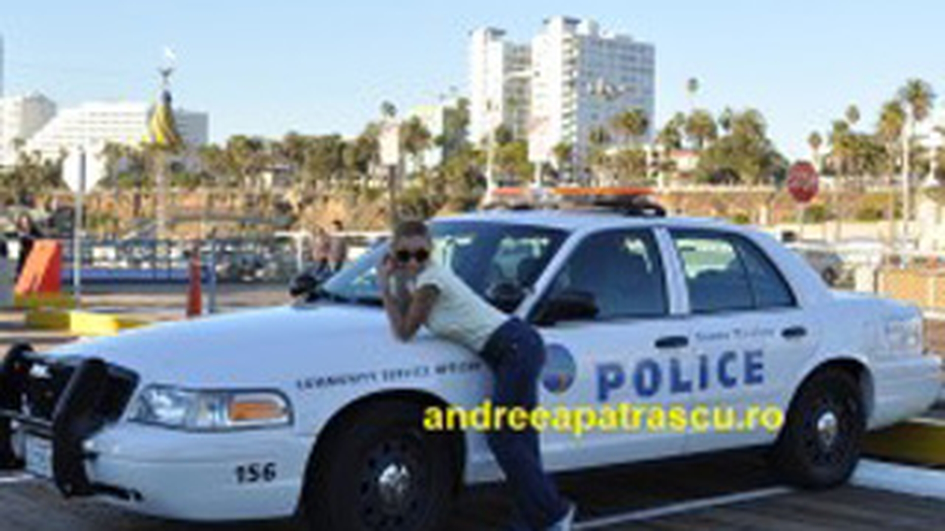 Vezi in ce pozitii a pozat Andreea Ibacka in L.A, pe masina politiei!
