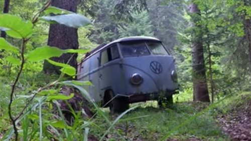 Transformarea incredibilă a unui autobuz Volkswagen: cum a ajuns să pornească deşi fusese abandonat acum 40 de ani în munţi