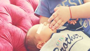 Eba sau Ioana, cine-i campioana? De cand au slabit, fetele lui Traian Basescu isi disputa titlul de "cea mai sexy mamica a tarii"