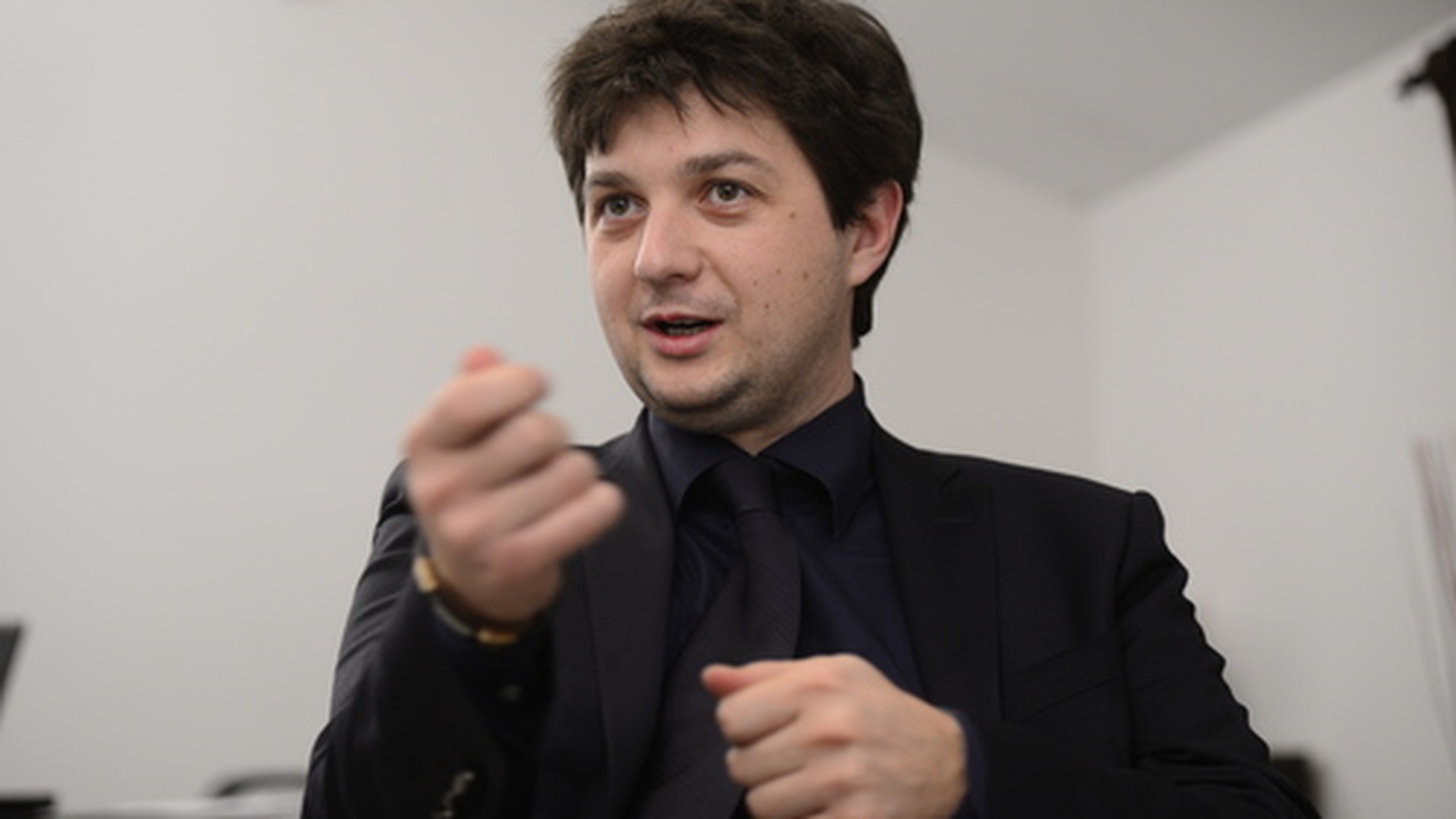 Greu de pradat, partea a II-a: cel mai tanar si bogat demnitar din Romania, calcat din nou de hoti!