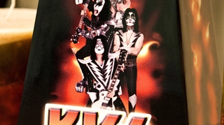 Rockerii de la Kiss fac bani din moarte