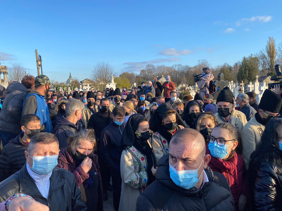 Primele imagini de la înmormântarea lui Petrică Mâțu Stoian. Flori, lacrimi, muzică și aplauze pentru regretatul interpret