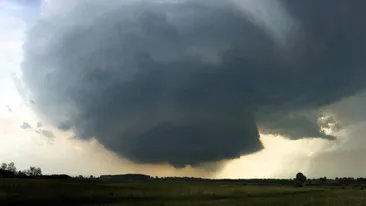 Dublă tornadă într-o comună din Tulcea! Un sătean a surprins fenomenul