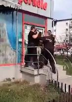 Scandal în Piatra Neamț. Bărbat fără mască de protecție, încătușat de polițiști în plină stradă
