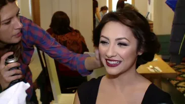 Andra, intr-o ipostaza in care doar Catalin Maruta o vede. A pozat fara sutien in fata oglinzii