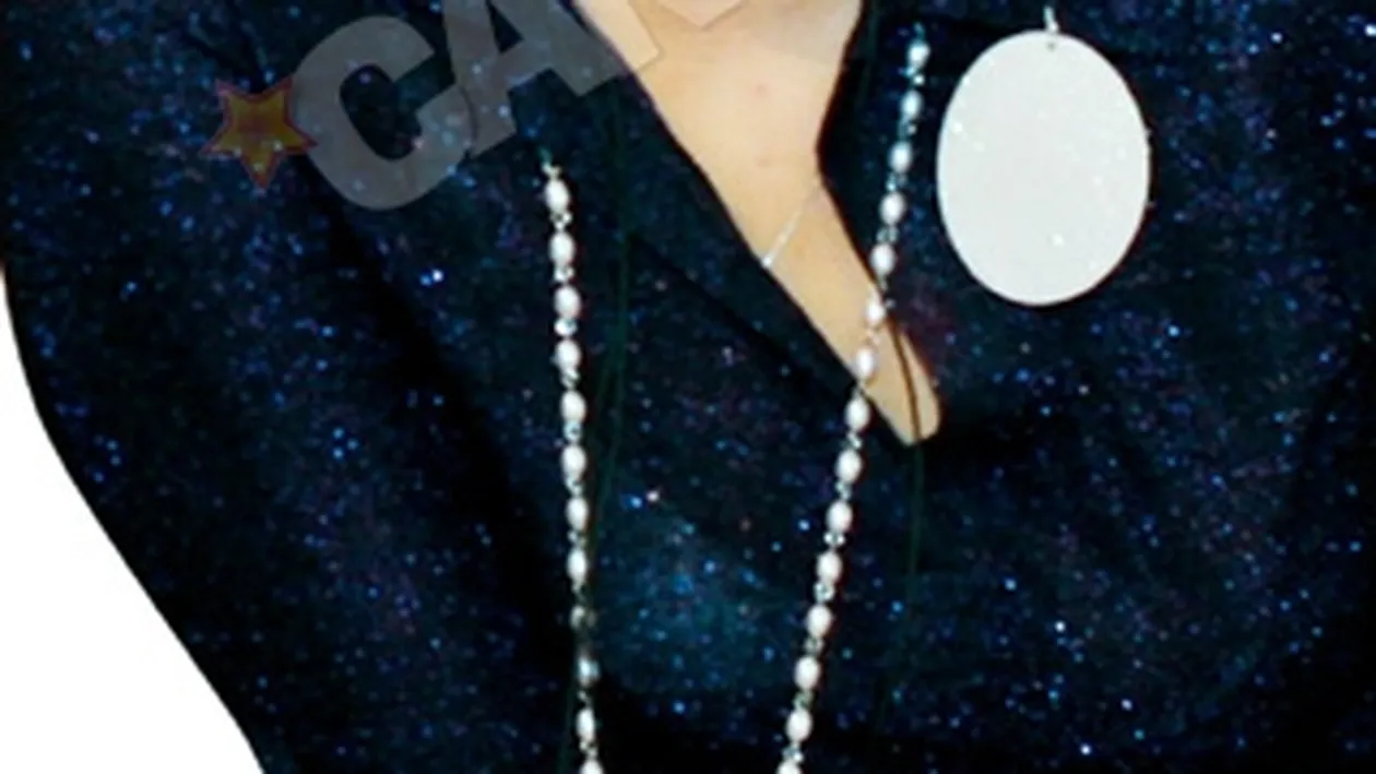 Blonda Madalina, intalnire nocturna cu un coleg insurat. La final, l-a pupat pe buze!