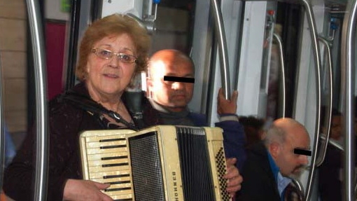 Povestea fabuloasa a bunicutei din Bacau, absolventa de Conservator, care cerseste cu acordeonul in metroul din Roma