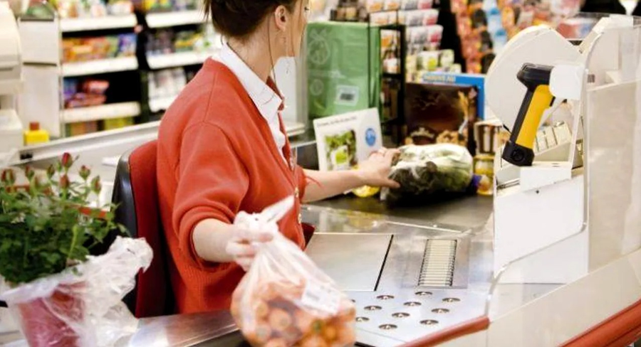 Ce salariu are o casieră în supermarket în 2026. Venitul real surprinde/ sursă foto: social media