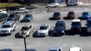 Credeau ca cineva le-a vandalizat masina! Ce au vazut pe camera de supraveghere! "E IMPOSIBIL"!