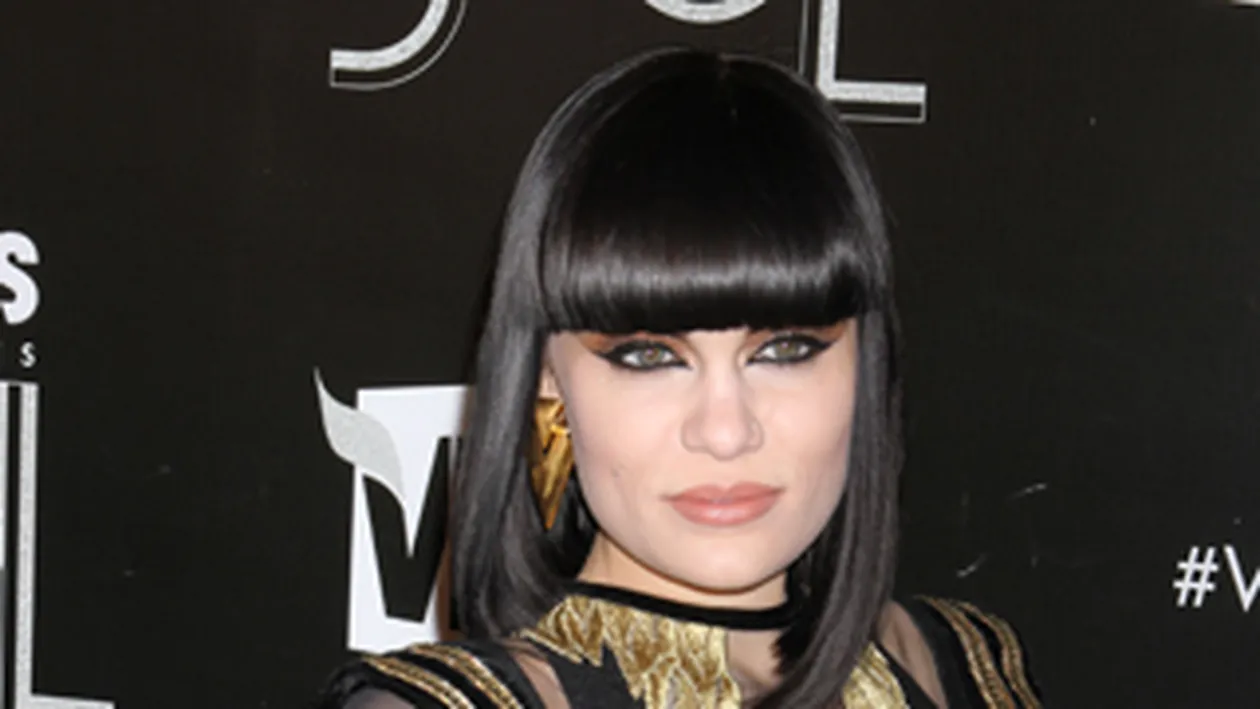 Iata cum arata si cum canta o artista in voga azi atunci cand era o pustoaica. O recunosti?