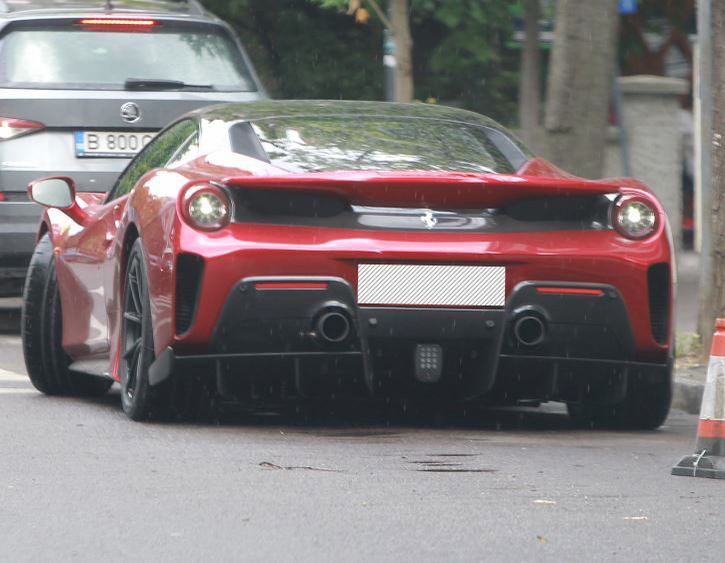 Ferrari 488 Pista costă aproximativ 500.000 de euro