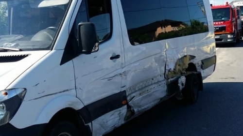 VIDEO. Microbuz cu călători, izbit în plin de un autoturism, la Picior de Munte, în Dâmbovița. Trei oameni au fost răniți