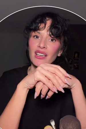 Imaginile care au stârnit controverse. Rux și Opulență, alături de bunica ei în pat, într-un pictorial de Halloween