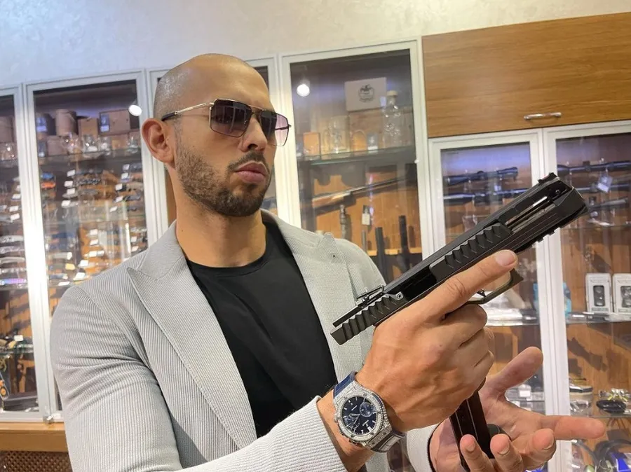 Andrew Tate, încercând să își impresioneze urmăritorii de pe Instagram (Foto: Instagram)