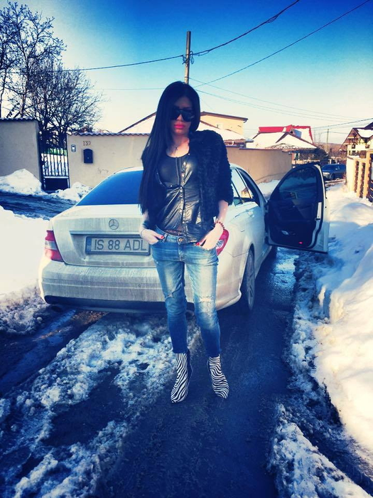 Poliţiştii din Iaşi au oprit aseară un Mercedes alb! La volan se afla o brunetă! Când a dat jos geamul, oamenii legii au avut parte de un şoc