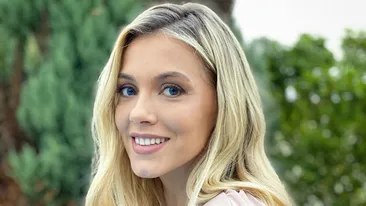 Actrița Andreea Ibacka și-a vopsit părul roz „La 30+ îndrăznesc mai mult”