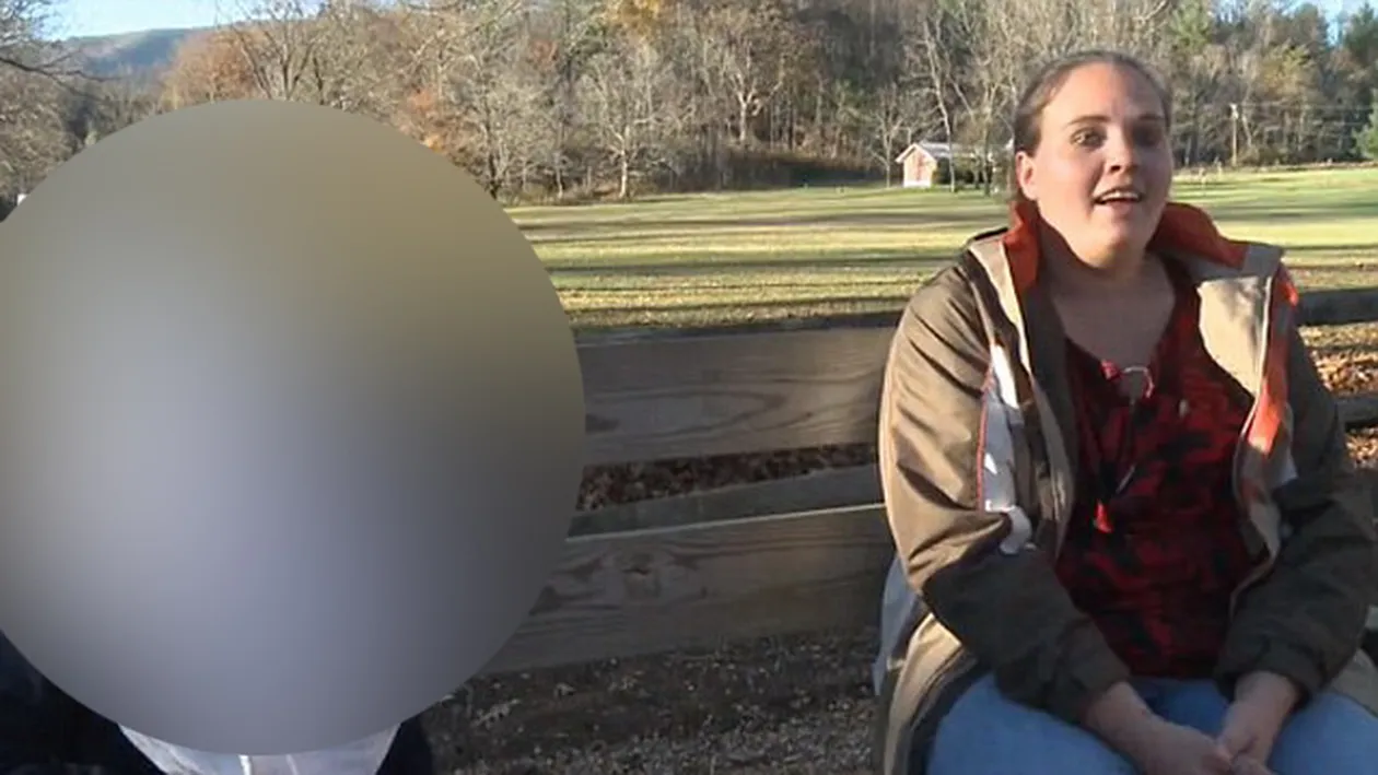 Niciun vecin nu mai vrea sa vorbeasca cu ea! CUM si-a imbracat copilul pentru noaptea de Halloween! Asa ceva e de neconceput!