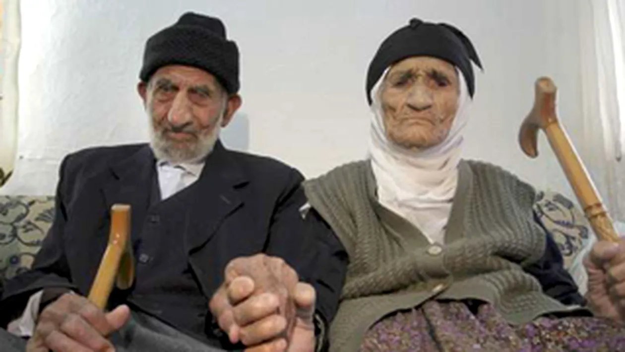 Au trait fericiti pana la adanci batraneti! Sunt casatoriti de 90 de ani!