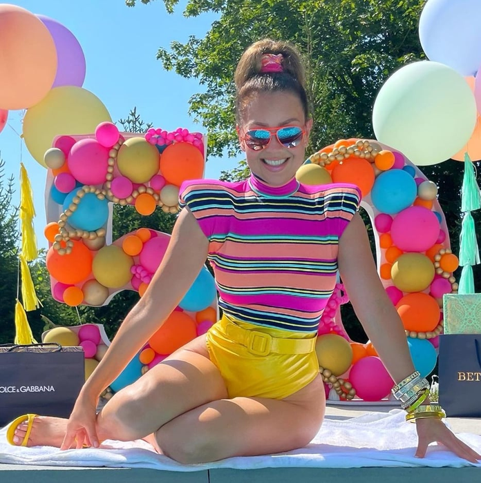 Thalia, în costum de baie la 50 de ani! Artista și-a serbat ziua de naștere la piscină