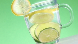 Dieta cu apă caldă şi lămâie te ajută să slăbeşti? Ce spun specialiştii