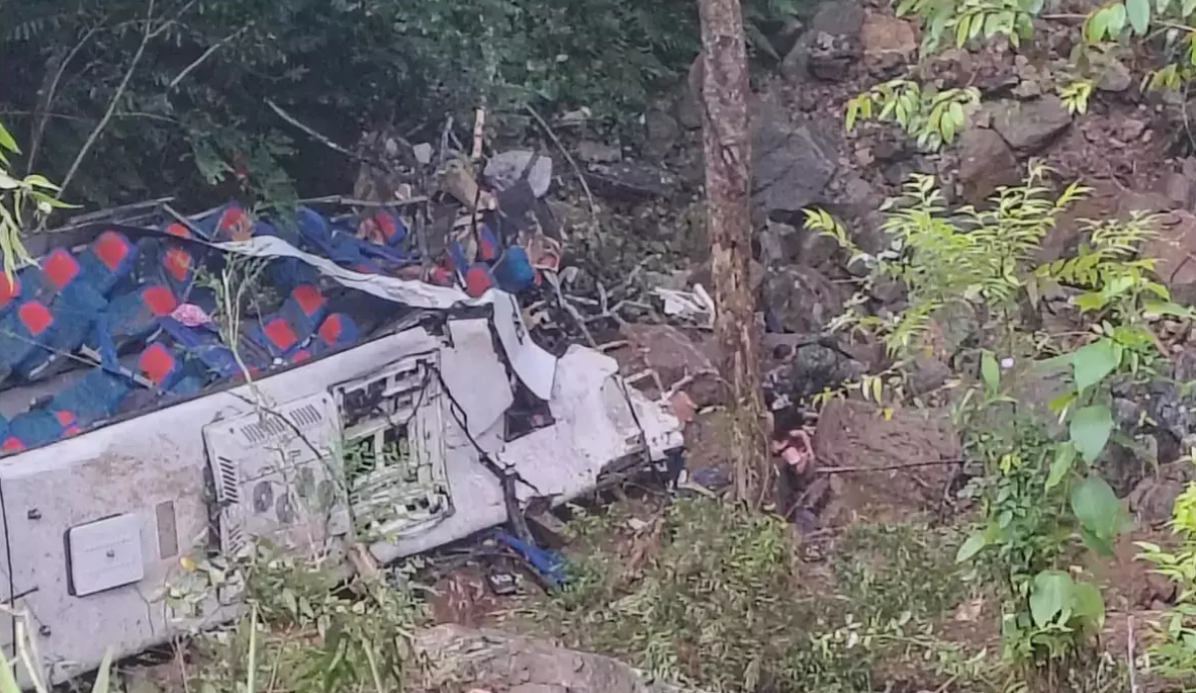 12 morți și 20 de răniți, după ce un autocar ce transporta elevi s-a răsturnat într-o prăpastie! Se întorceau din excursie