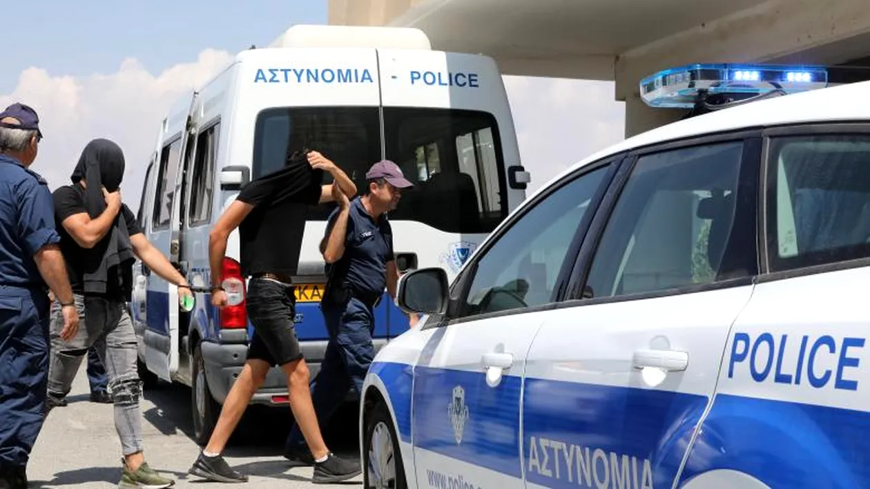 O turistă de 19 ani susține că a fost violată de 12 tineri, în camera de hotel din Cipru. Cum se apără suspecții