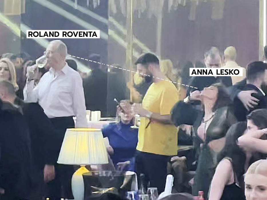 Artista îl privește pe sub zulufi și dansează lasciv (Foto: CANCAN.RO)