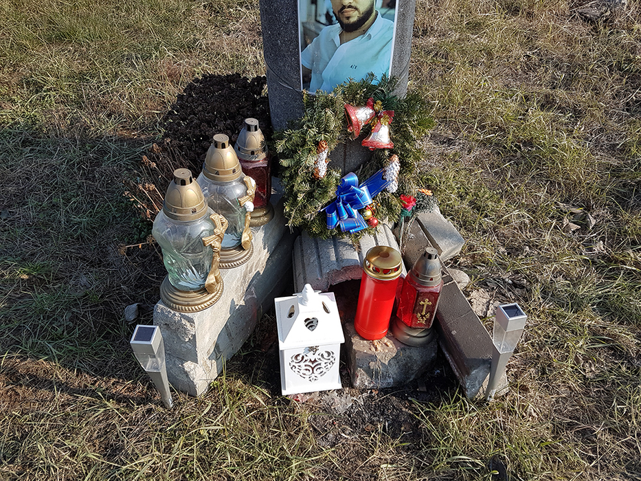 Altar improvizat la locul în care Dani Vicol și-a găsit sfârșitul