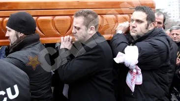 Sebi si Calin Geambasu s-au impacat de dragul Malinei! Au dus umar la umar cosciugul la groapa!