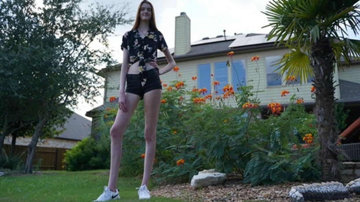 FOTO | O adolescentă din SUA a intrat în Cartea Recordurilor cu cele mai lungi picioare din lume