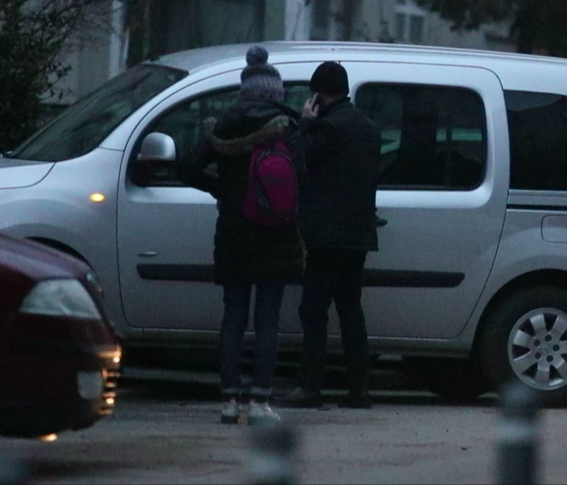 ZIUA 2. "Portocală" şi amica lui ajung aproape de blocul avocatei