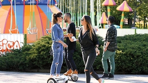 Nici plimbările nu mai sunt ce-au fost odată! ILINCA VANDICI şi MATTEO au făcut senzaţie în parc