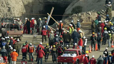 Minerii blocati in Chile vor vedea un meci de fotbal al echipei nationale
