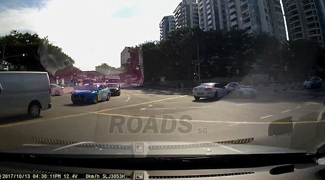 Şoferii nu şi-au putut crede ochilor! O „maşină fantomă” a apărut de nicăieri şi a provocat un accident într-o intersecţie aglomerată