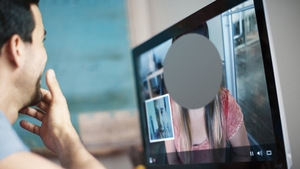 O femeie din Romania isi exploata sexual bebelusii pentru a face bani! Totul se intampla in fata unei webcam