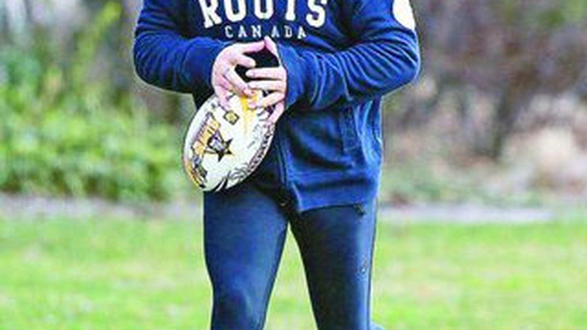 Joaca rugby prin parcuri
