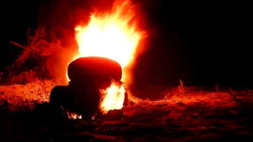 Romii din Bălteni, treziți de mascați! Incendiile de cauciucuri au pus pe jar Garda de Mediu și Poliția