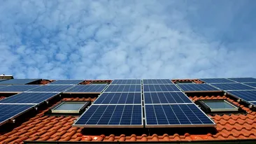 Vești bune pentru fermieri. Aceștia își vor putea instala panouri solare pe acoperișurile fermelor printr-un proiect finanțat de guvern