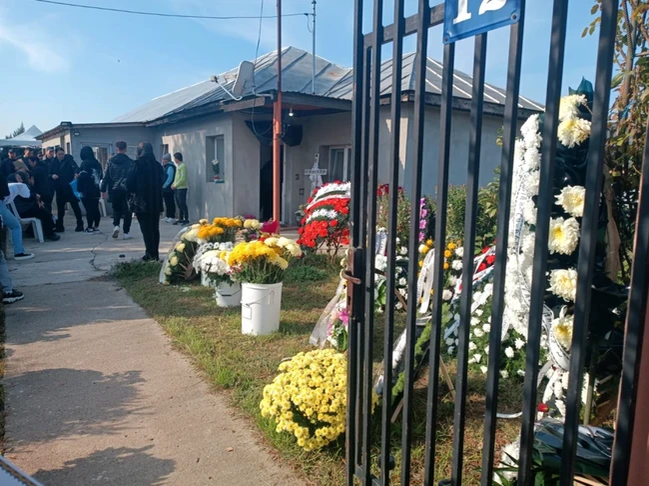 Imaginile durerii de la înmormântarea Mirelei, tânăra gravidă care a murit în Rahova. Gest înduioșător al apropiaților!