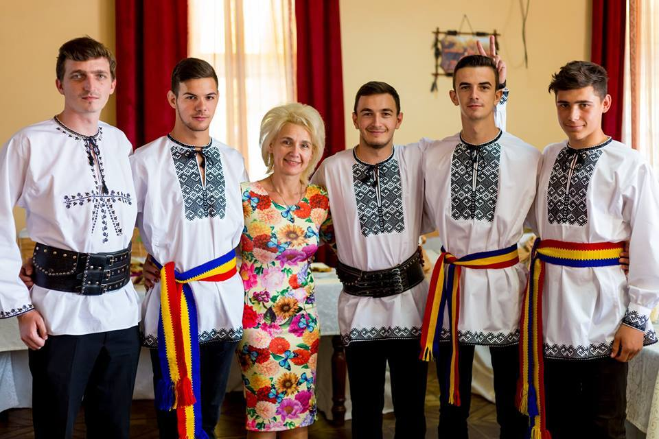 Darian, alături de mama lui şi de apropiaţi
