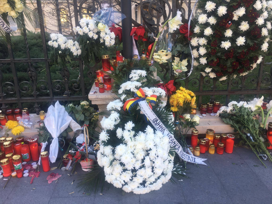 CANCAN.RO transmite LIVE de la Palatul Regal, locul în care va fi depus sicriul cu trupul neînsufleţit al Regelui Mihai! Imagini sfâşietoare
